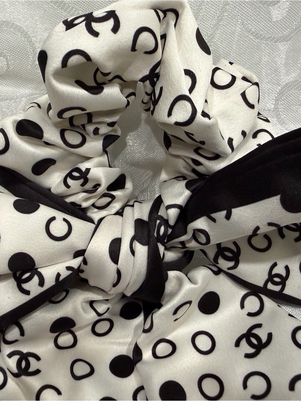 CHANEL Black & White Polka Dot Bow Scrunchie with Logo Motif New - Picture 3 of 3
